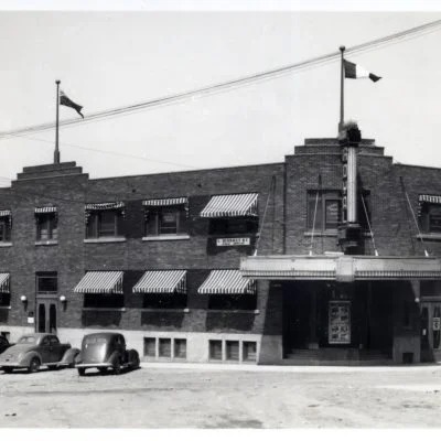 Le Théâtre Royal en 1937. L’édifice abritait, entre autres, le restaurant Royal Grill et les bureaux du journal The Quebec Miner. 