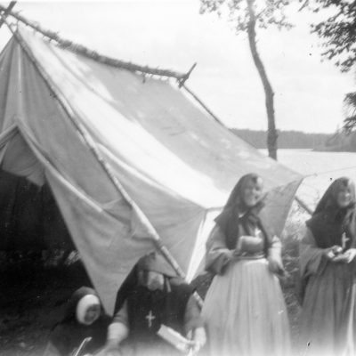 Les quatre Sœurs Grises de la Croix devant la tente qui a servi d’école temporaire en attendant la fin des travaux de construction de l’école Saint-Louis-de-Gonzague. Rouyn 1926.