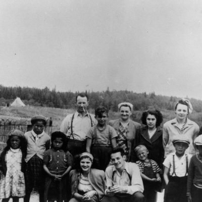 Fonds Louis-Philippe Martel 08-Y,P88,P31 - Lac Abitibi : visite de la famille Fortin de Palmarolle à la mission vers 1950.