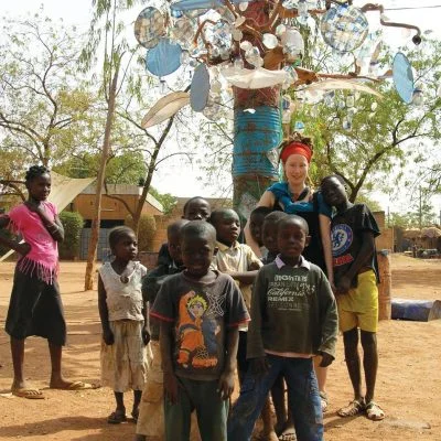 Karine Berthiaume entourées d'Enfants ayant collaboré à l'instalation lors du festival Rendez-vous chez nous au Burkina Faso ( Afrique) en fevier 2012