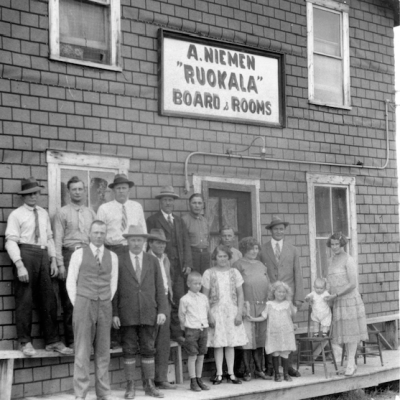 La maison de chambres Ruokala à Rouyn, propriété de A. Niemen, immigrant finlandais. Milieu des années 1930. 