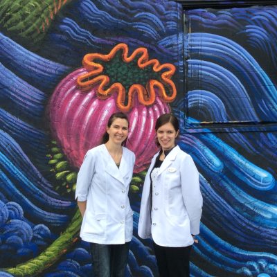 Annie-Ève Rivard (à droite) et son associée Julie Cloutier posent devant la murale