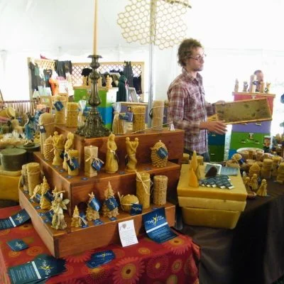 Champ d’elfes propose des chandelles artisanales uniques témoignant des préoccupations environnementales de Jean-Christophe Beauchamp