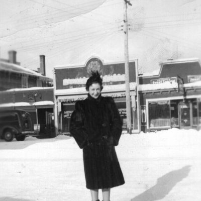 Thérèse Lapointe, fille du premier maire de Val-d'Or et institutrice. Photo prise sur la 3e Avenue à hiver 1937-1938. 