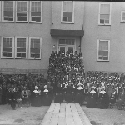 Cette photo  montrant l’école Saint-Louis de France en arrière-plan fait partie de la collection offerte au public par le SCHPN