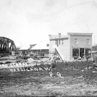 Vue du pont de fer et du magasin Bénard à Amos en 1914.