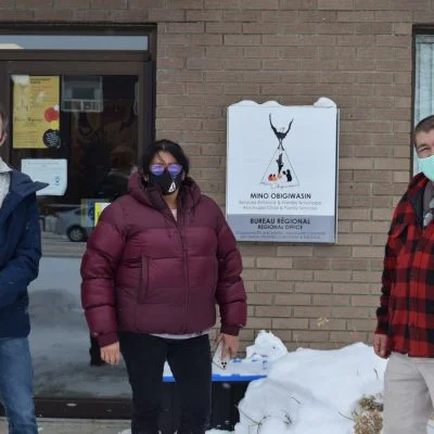 Roch Riendeau, coordonnateur clinique, Peggie Jérôme, directrice générale et Mario Wabanonik, intervenant anicinabe.