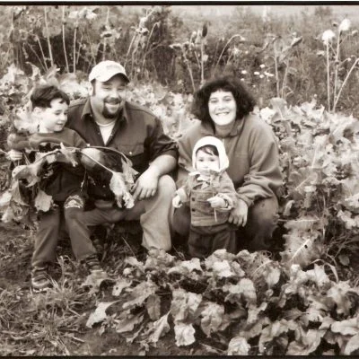 La famille Desnommés-Cotten dans leur potager à Anglier