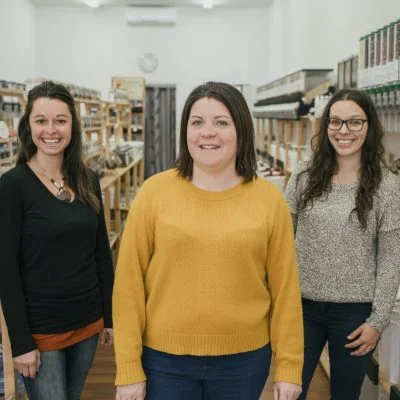 Les trois propriétaires de l'épicerie Aki