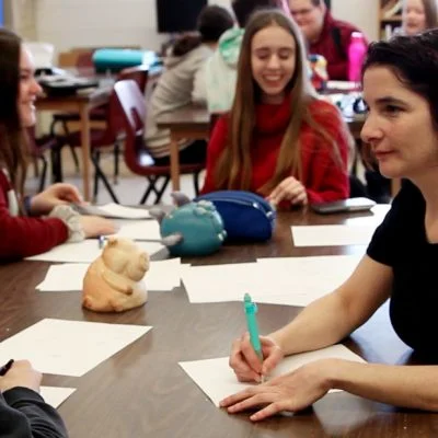 La metteure en scène Pascale Charlebois et les étudiants en atelier