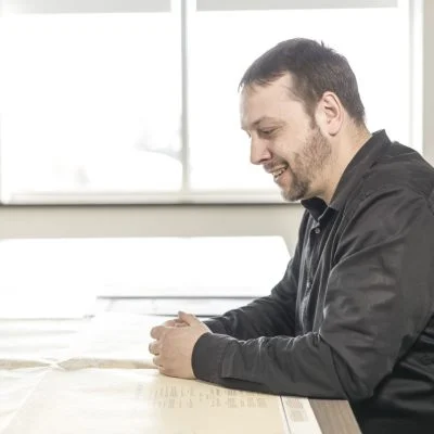 Benoit Éthier dans les locaux du Laboratoire de cartographie participative