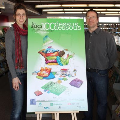 Annie Boulanger, illustratrice, et Jean Cossette, graphiste, avec l'affiche du Salon du livre 2014