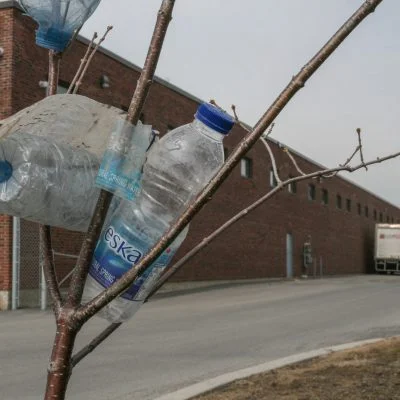 Bouteilles de plastiques ramassées devant un poste de distribution de bouteilles d'eau Eska dans l'est de Montréal