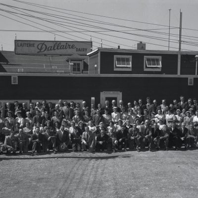 Personnel devant la laiterie en 1954