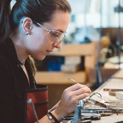 Caroline Arbour, joaillière, dans les ateliers de SCARO