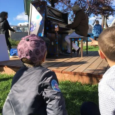 Richard Desjardins jouant sur le piano public à la Place de la citoyenneté de Rouyn-Noranda en hommage aux caribous de Val-d'Or