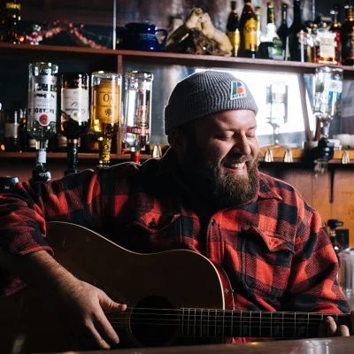 Félix B. Desfossés et sa guitare au Motel Caroline de Ville-Marie. 