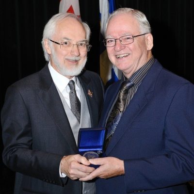 De gauche à droite : en juin 2011, l’honorable Pierre Duchesne remettait la Médaille d’argent du Lieutenant-gouverneur du Québec à M. Oliva Carrier