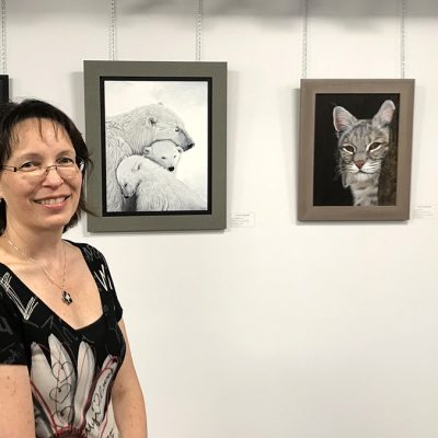 Suzanne Grenier devant quelques oeuvres de l'exposition "Regard animal"  lors du vernissage du 15 décembre 2018