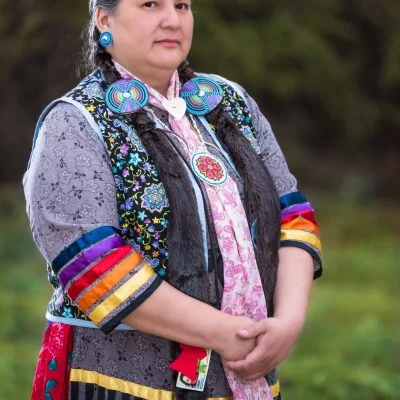 Isabelle Mapachee portant son habit traditionnel de cérémonie, le regalia.