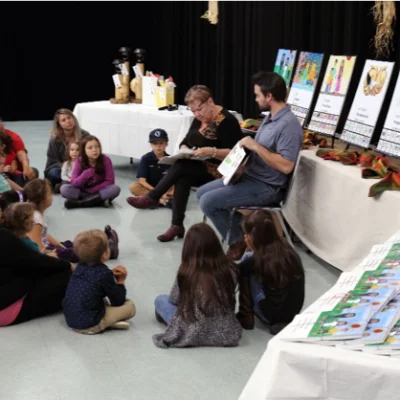 La communauté de Kebaowek a développé six livres d'histoires en anicinabemowin, anglais et français destinés aux enfants