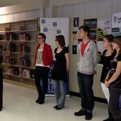 Martine Brunet et des étudiants Lors du lancement du prix des lecteurs émergents de l'Abitibi-Témiscamingue