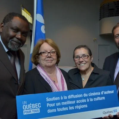 M. Maka Kotto, ministre de la Culture et des Communications, Mme Nicole Appleby, mairesse de New Richmond, Mme Danielle Debard, présidente de Ciné Bobine et M. Sylvain Roy, député de Bonaventure.