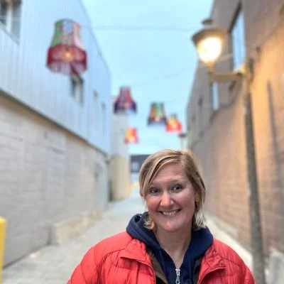 Mélanie Nadeau devant son installation de la ruelle Mitto, à Val-d'Or