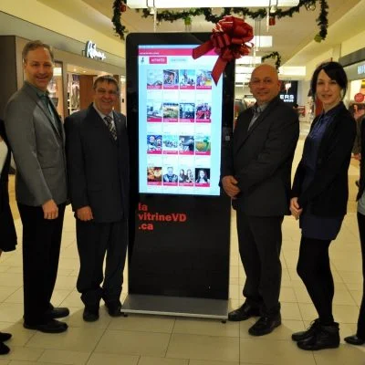 De gauche à droite : Stéphanie Poitras, responsable de la diffusion, Joël Dumont, directeur du Carrefour du Nord-Ouest, Robert Quesnel, conseiller municipal, Gérard Paquin, président de l’Office du tourisme et des congrès, Geneviève Béland, animatrice culturelle et Nancy Arpin, directrice de l’Office du tourisme et des congrès de Val-d’Or. 