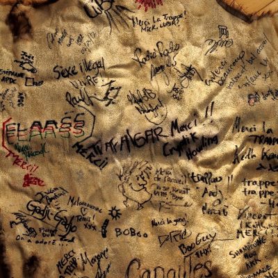 Description : Peau de castor signée par tous les artistes accueillis par la Trappe