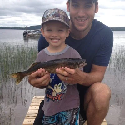 Alexandre Rouleau et son fils à la pêche au doré