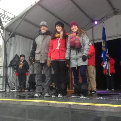 Le capitaine Jacques Baril et son équipe, Chrystel Jubinville-Gagnon et Tanya Bélanger