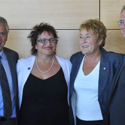 De gauche à droite : François Gendron, Élisabeth Larouche, la première ministre Pauline Marois et Gilles Chapadeau