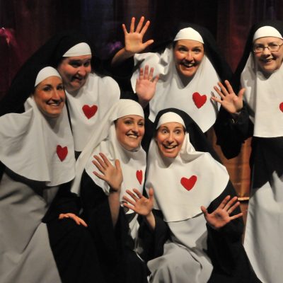 Les Nonnes est un spectacle tout en chants, danse et monologues remplis de fraîcheur, de gaieté, de surprises et de rires