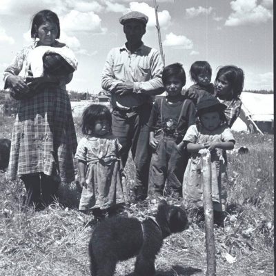 La légende de la photo: Christiana Diamond (à gauche), Barthelemy Wiscutie (au centre), avec leurs jeunes enfants, juillet 1952  Sur l’île de la rivière Bell (Nottaway) à Senneterre