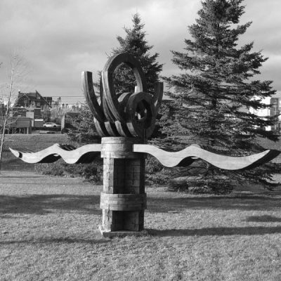 Totem ailé, sculpture de Robert Roussil circuit Publiqu'art, Rivière-du-Loup