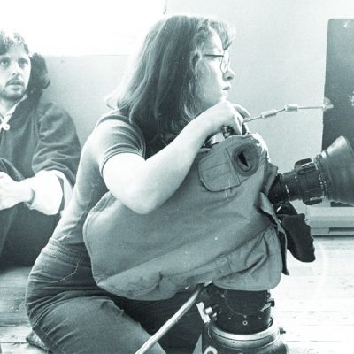 Le réalisateur André Blanchard  derrière Madeleine Ste-Marie,  assistante à la caméra, pendant le tournage de Hiver bleu