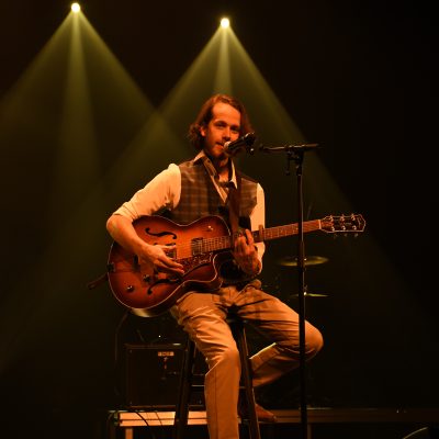 Mickael Girard Morel, à la guitare, gagnant de la finale locale de Cégeps en spectacle.