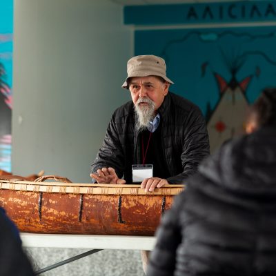 Pinock Smith, de la communauté de Kitigan Zibi, présente un modèle réduit de canot d'écorce traditionnel.